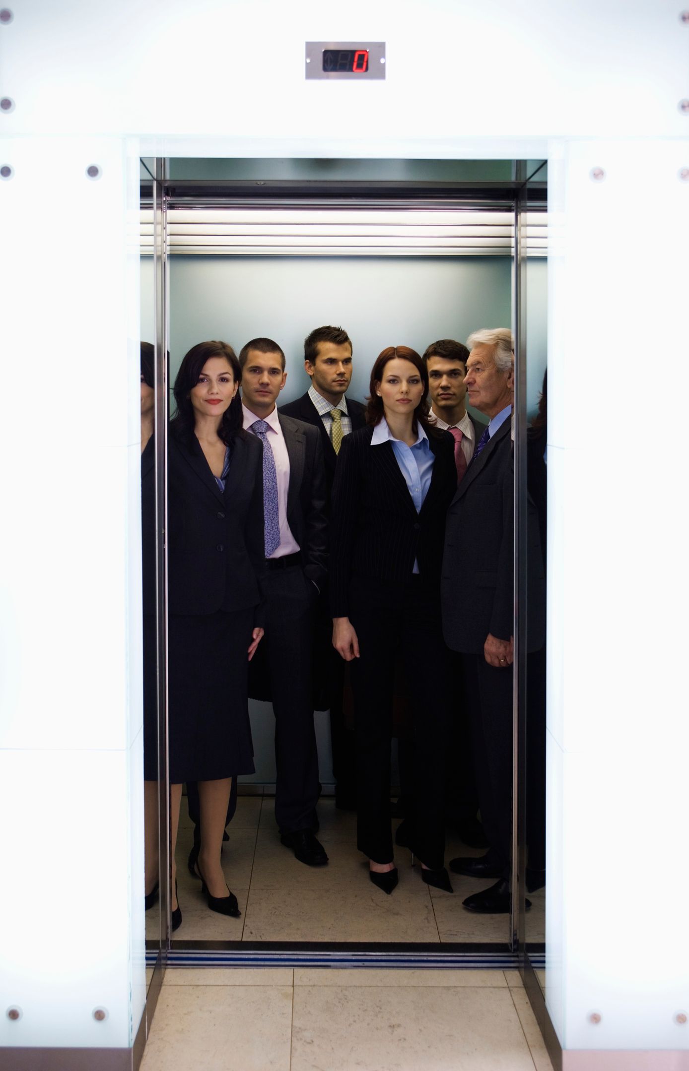 Un gruppo di persone è in piedi in un ascensore.