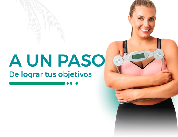 Una mujer está de pie con los brazos cruzados y sosteniendo una balanza.