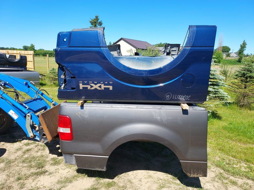 A blue truck bed with the word 4x4 on it