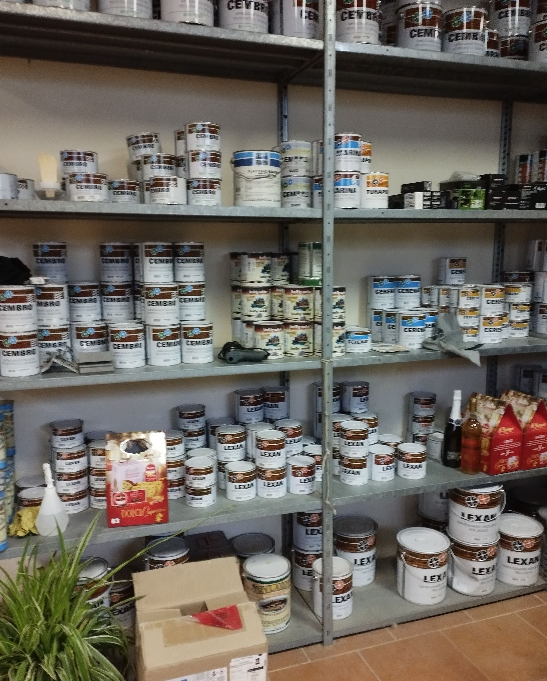 Uno scaffale pieno di tanti tipi diversi di vernice