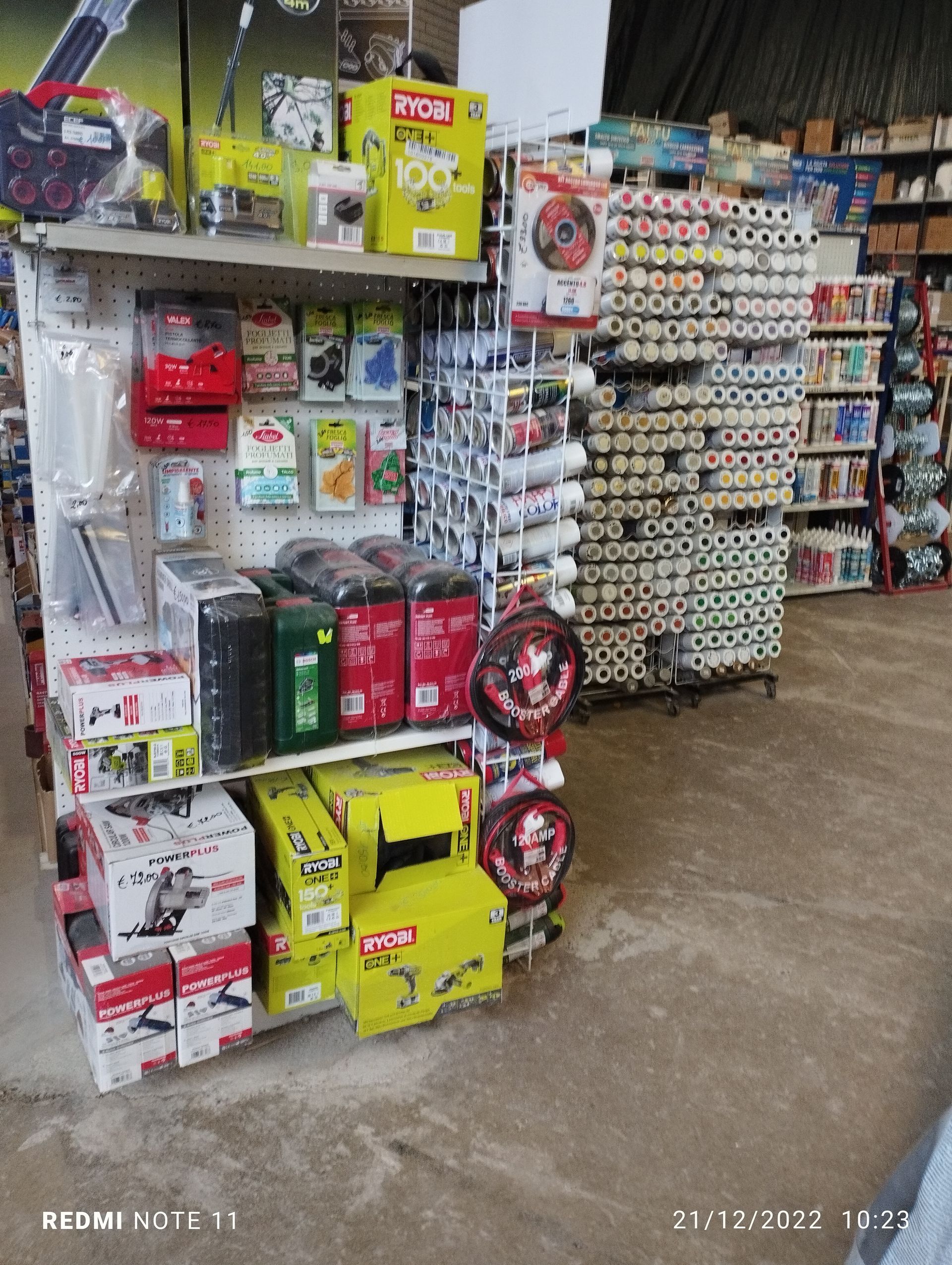 Un negozio pieno di attrezzi e scatole sugli scaffali.