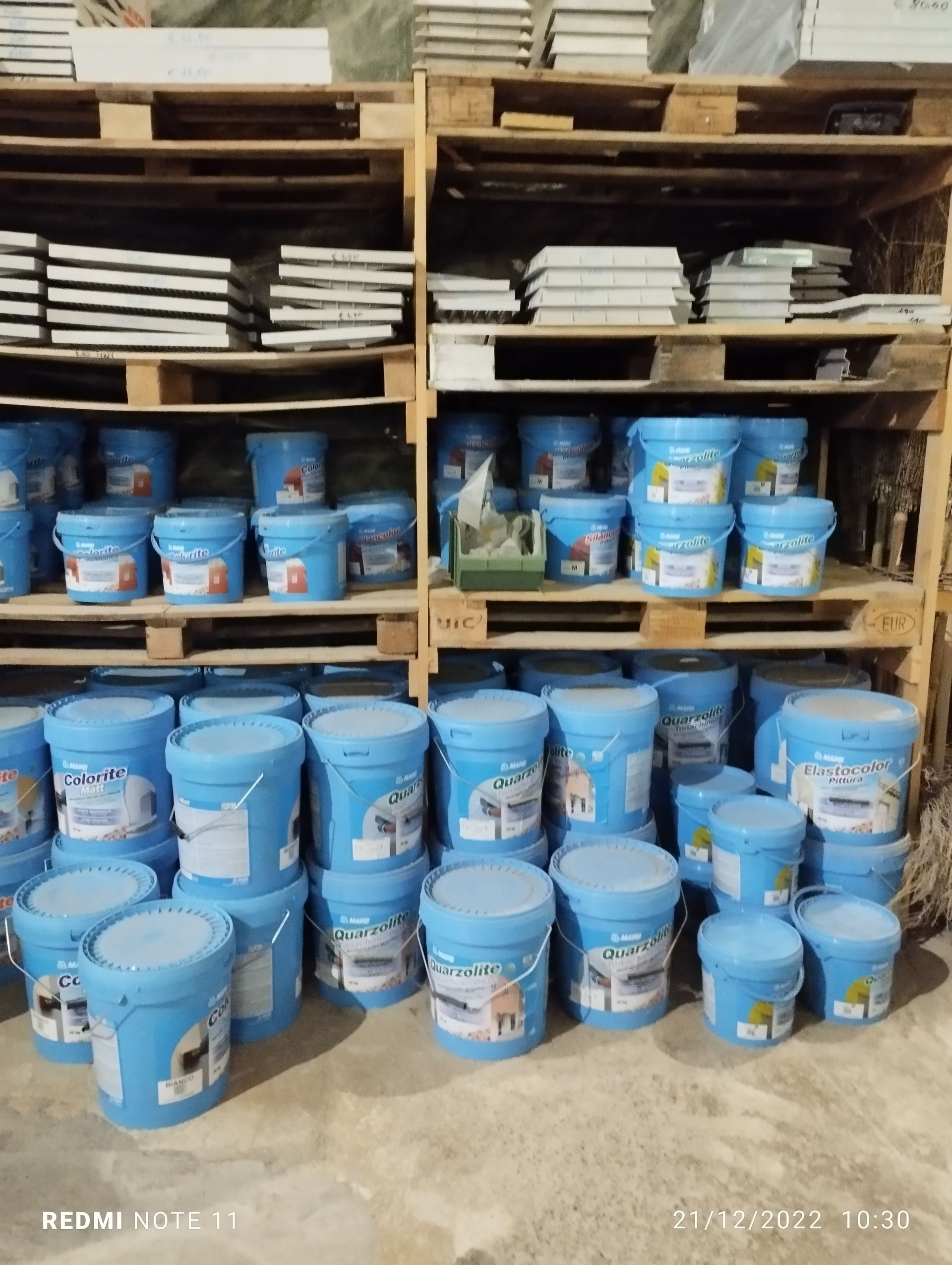 Un magazzino pieno di secchi di vernice blu.