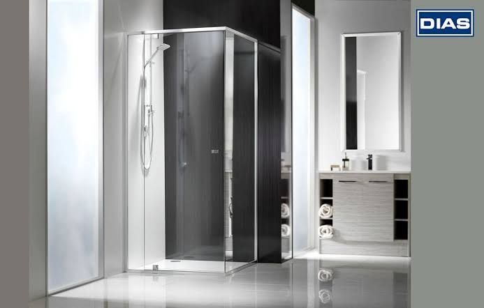 A bathroom with a shower and a sign that says dias