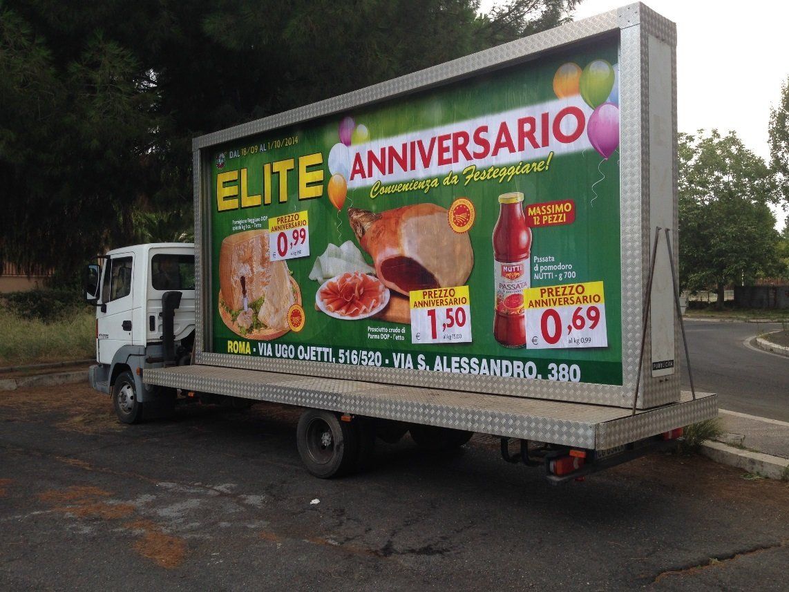 camion vela per la promozione di prodotti di supermercati
