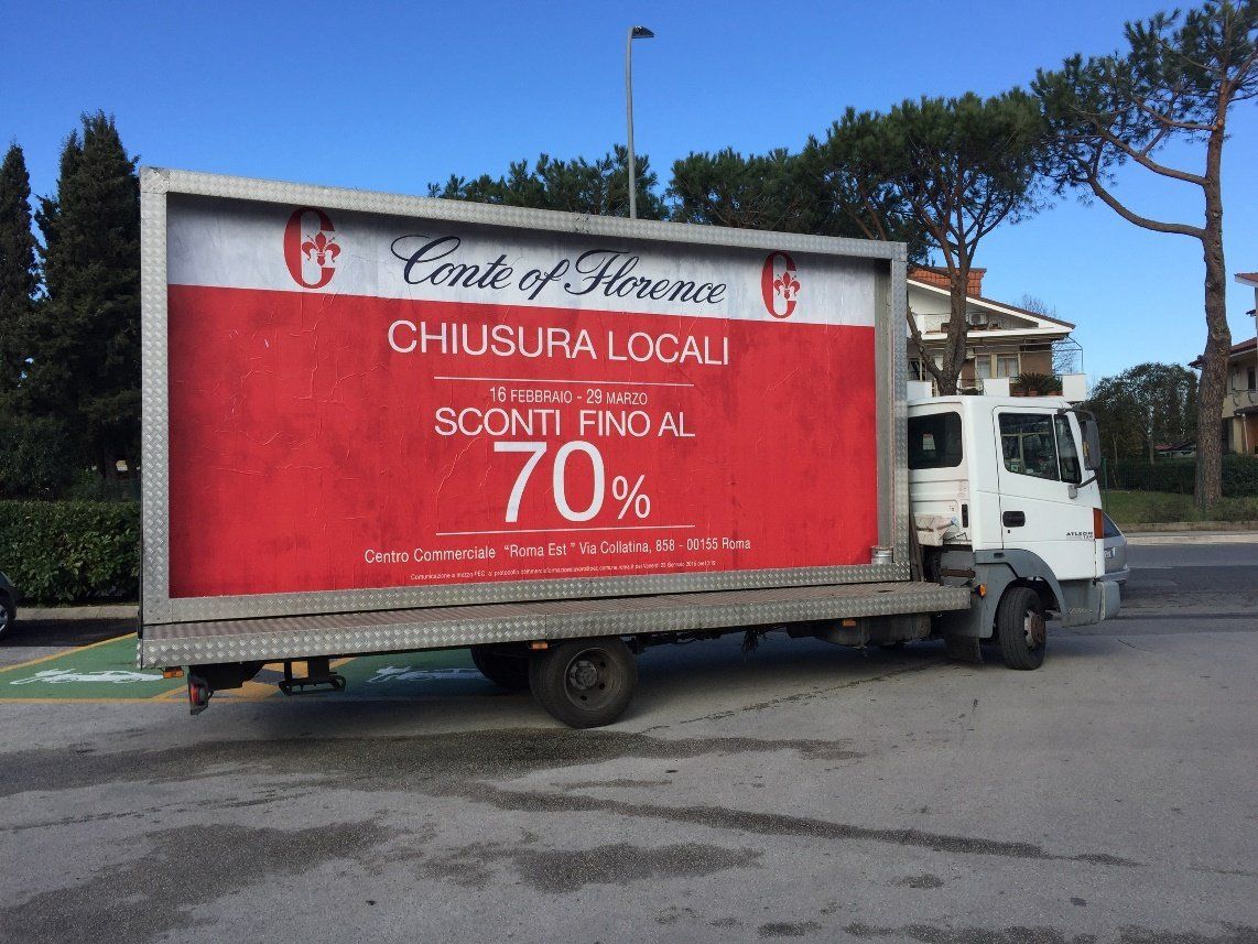 camion vela per la promozione di offerte e liquidazioni