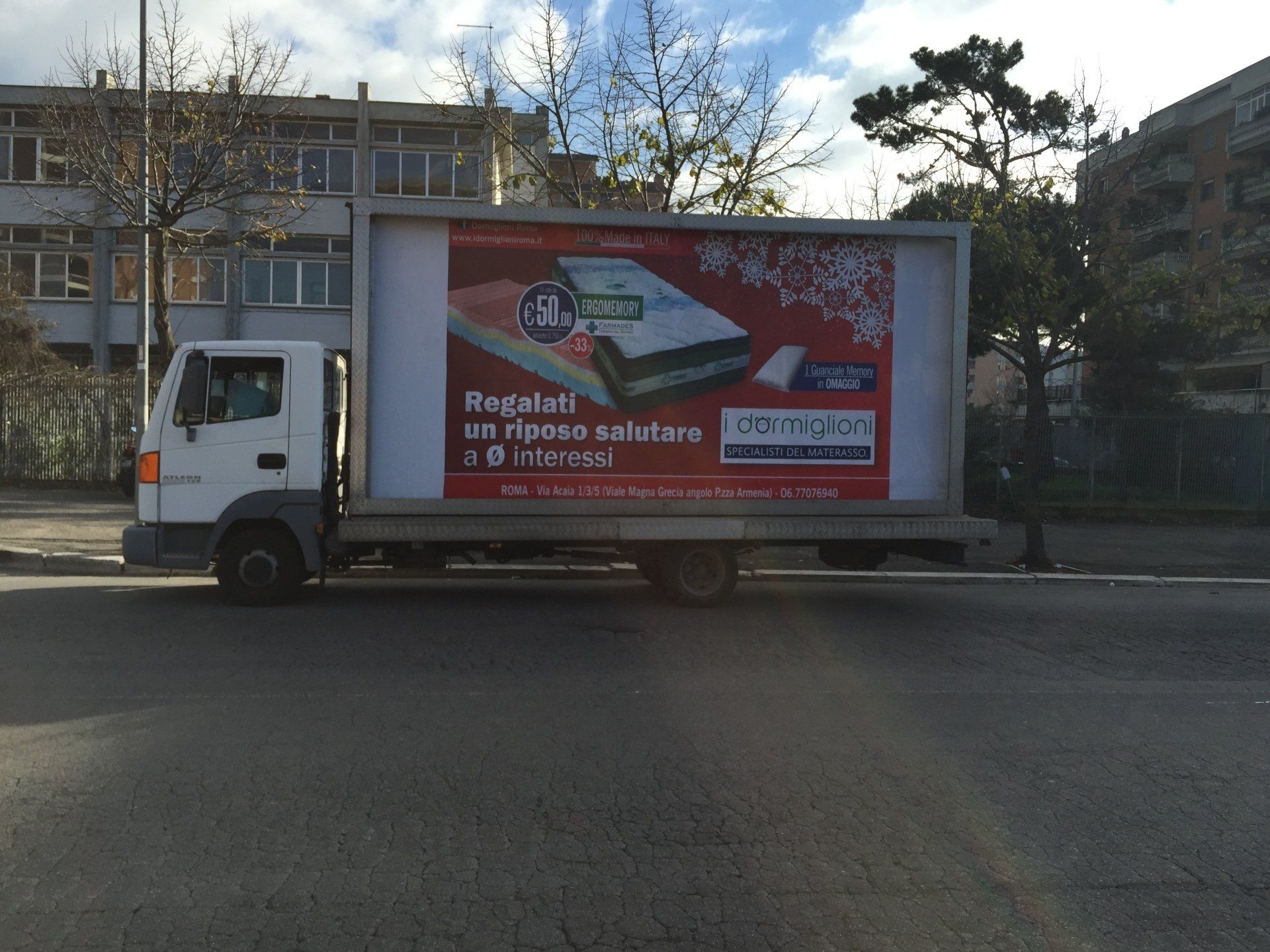 camion vela per servizi pubblicitari mobili