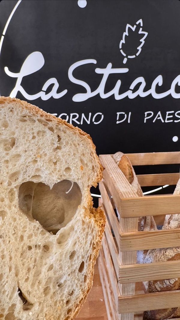 Fette di pane in un cestino con un'insegna nera La Stac… sullo sfondo