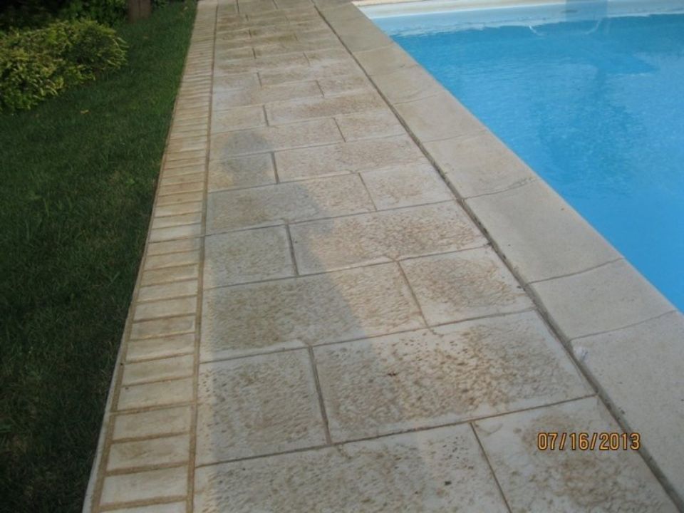 pavimento a bordo piscina