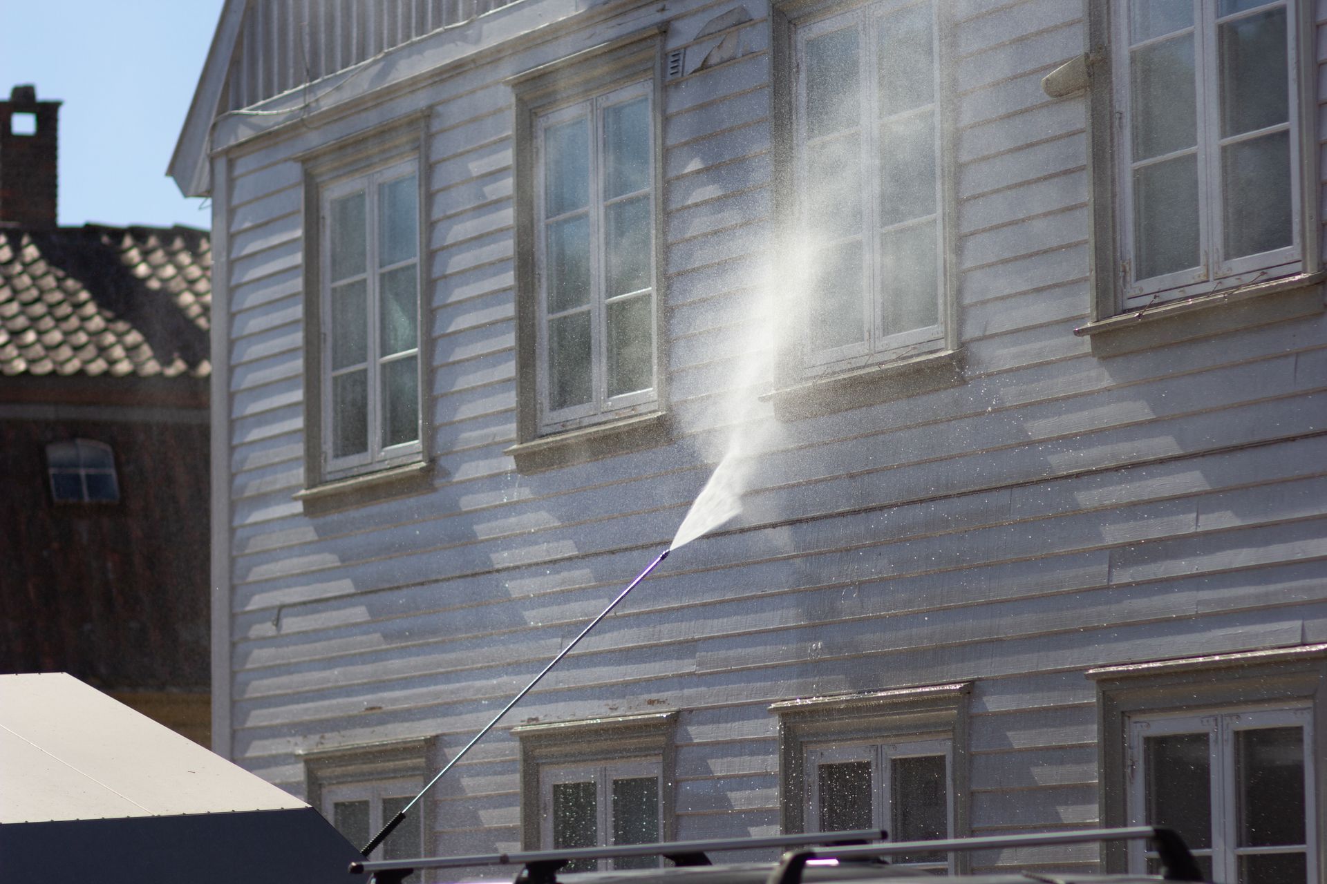 cleaning house siding with power washer