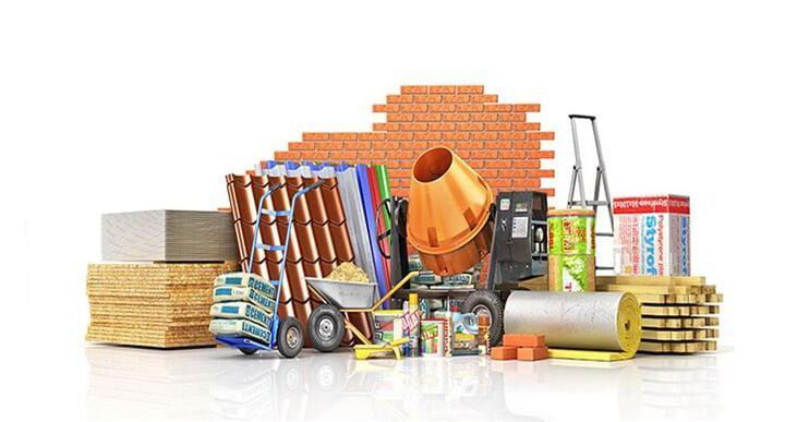 Un montón de materiales de construcción están apilados uno encima del otro sobre una superficie blanca.