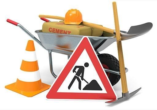 Una carretilla con una bolsa de cemento dentro