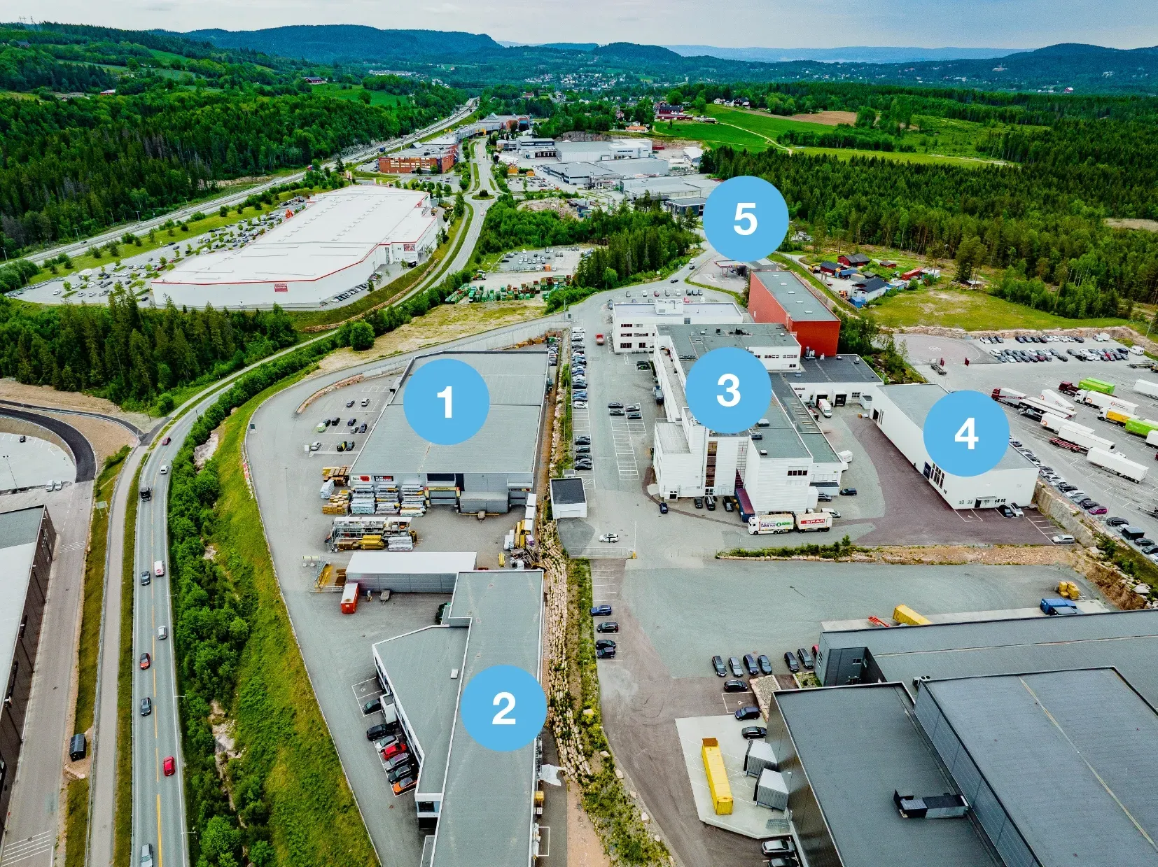 Luftfoto av industribygninger med nummererte kartmarkører merket 1 til 5.