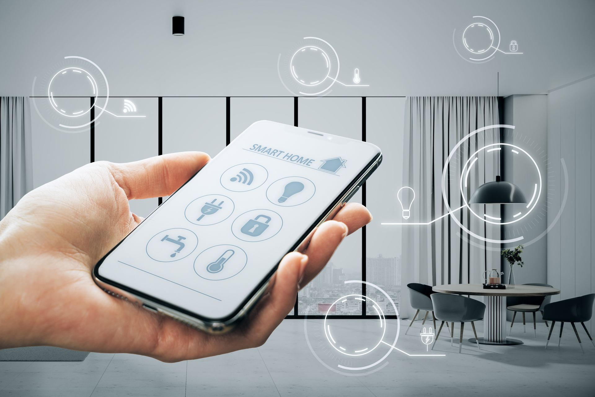 En person holder en smarttelefon som viser smarthjemkontroller med digitale ikoner over et moderne spisestueinteriør.