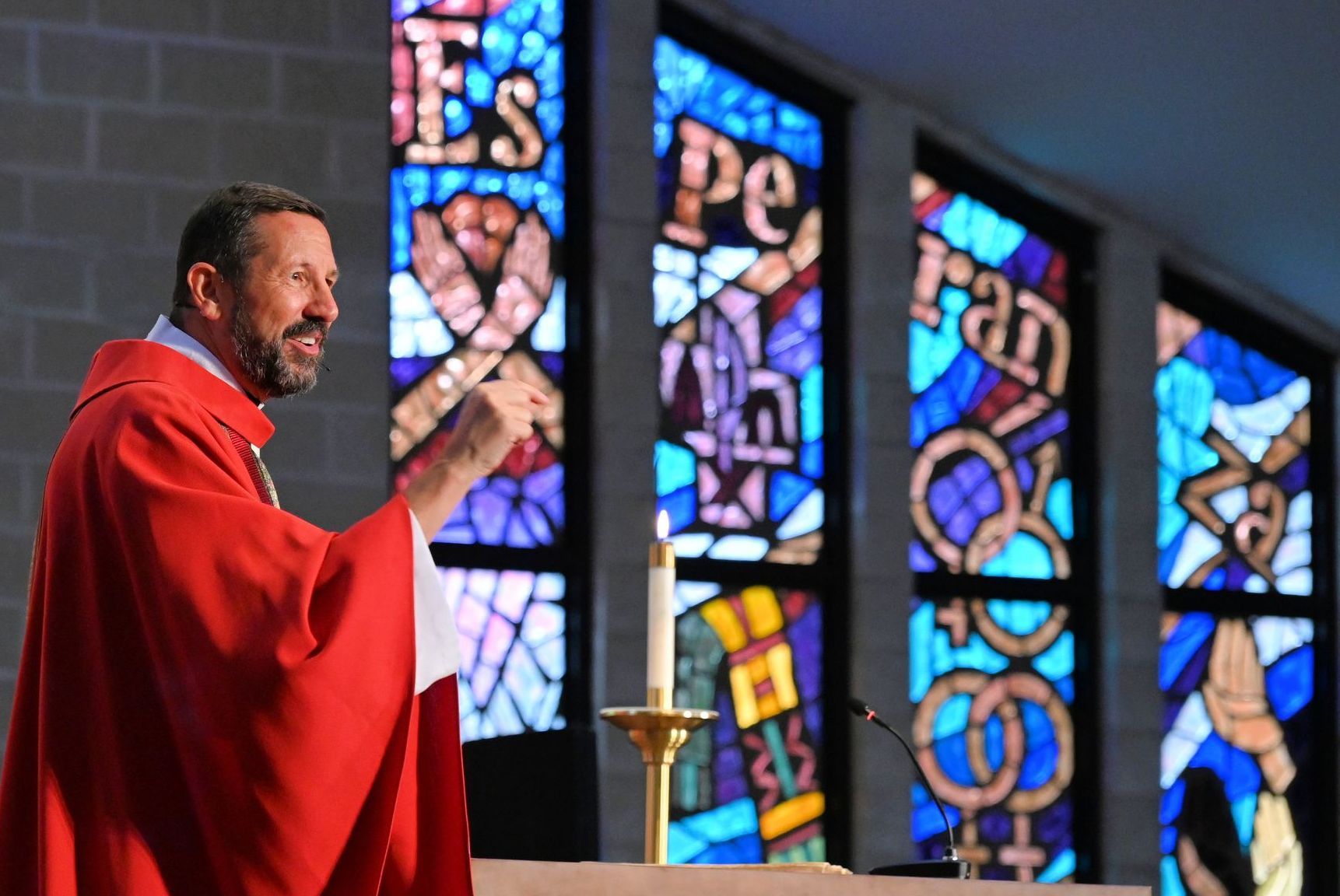 Rev. Dr. Neil G. Thomas preaching