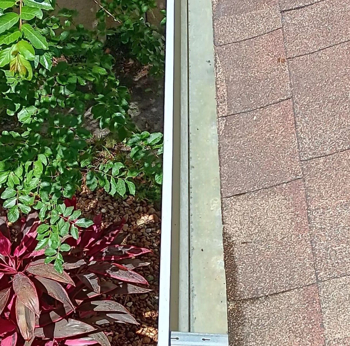 A high pressure washer is spraying water on a pipe.