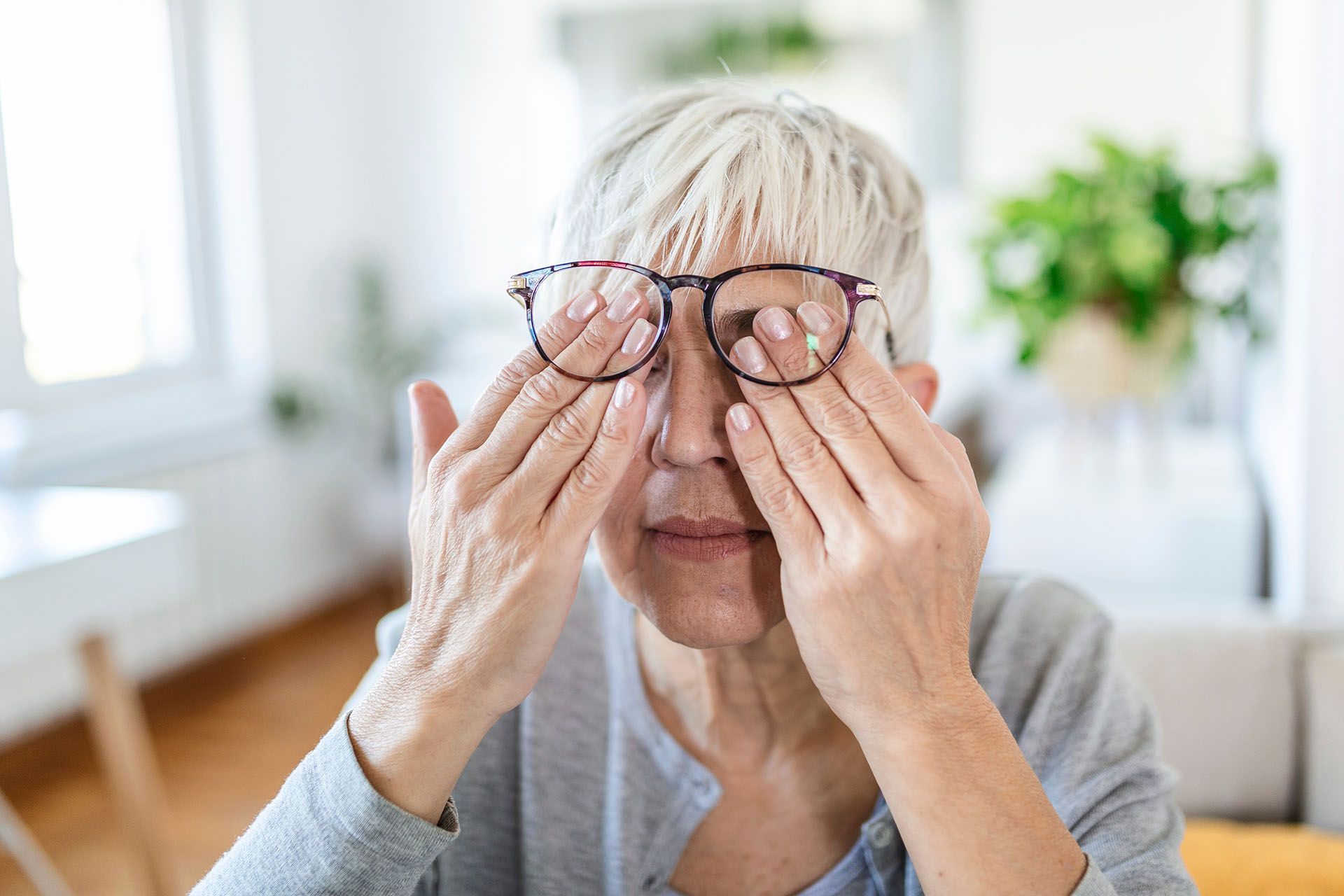 woman having vision problem