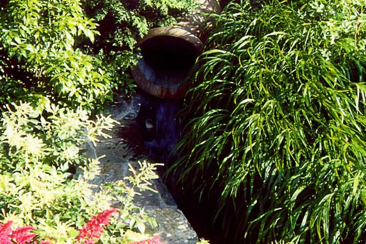 Water Stream Using Huge Clay Pot — Thornwood, NY — Harry Hudd Architectural Landscapes