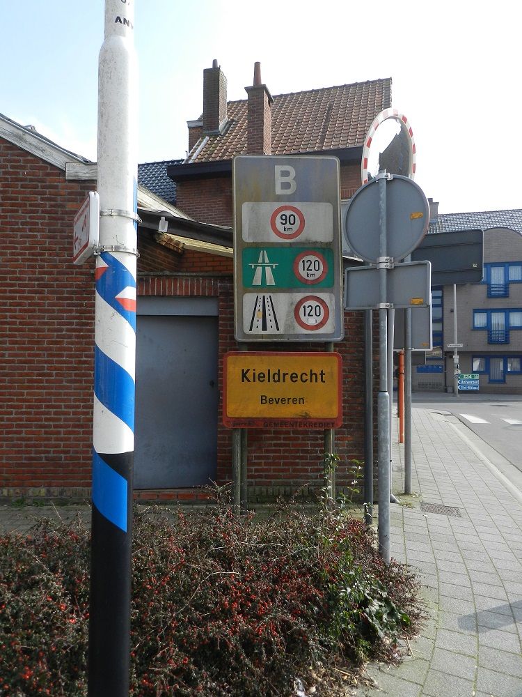 De grens met Nederland. Middenin het centrum van Kieldrecht. 