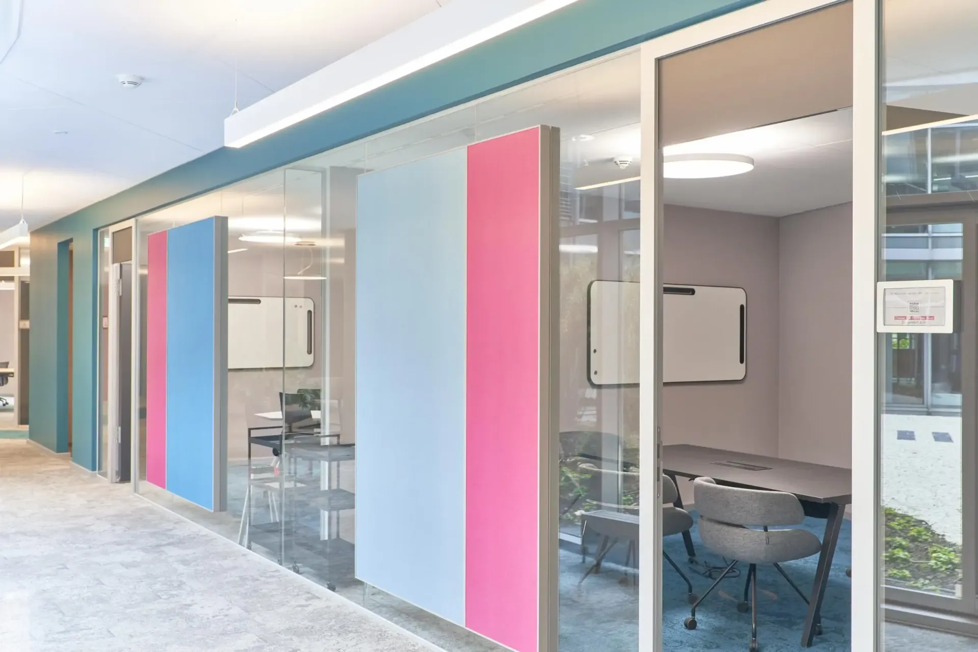 Färgglada väggabsorbenter