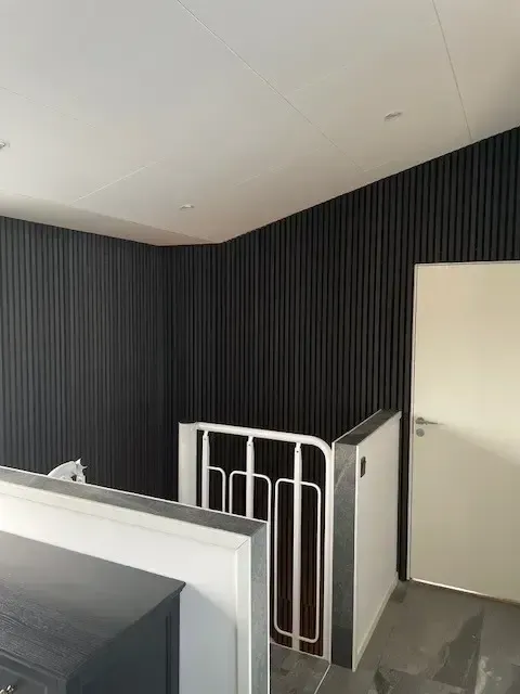 Akustikpaneler vid en trappuppgång