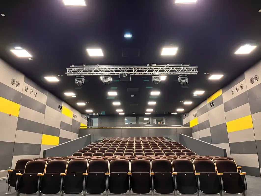 Akustikpaneler i en aula