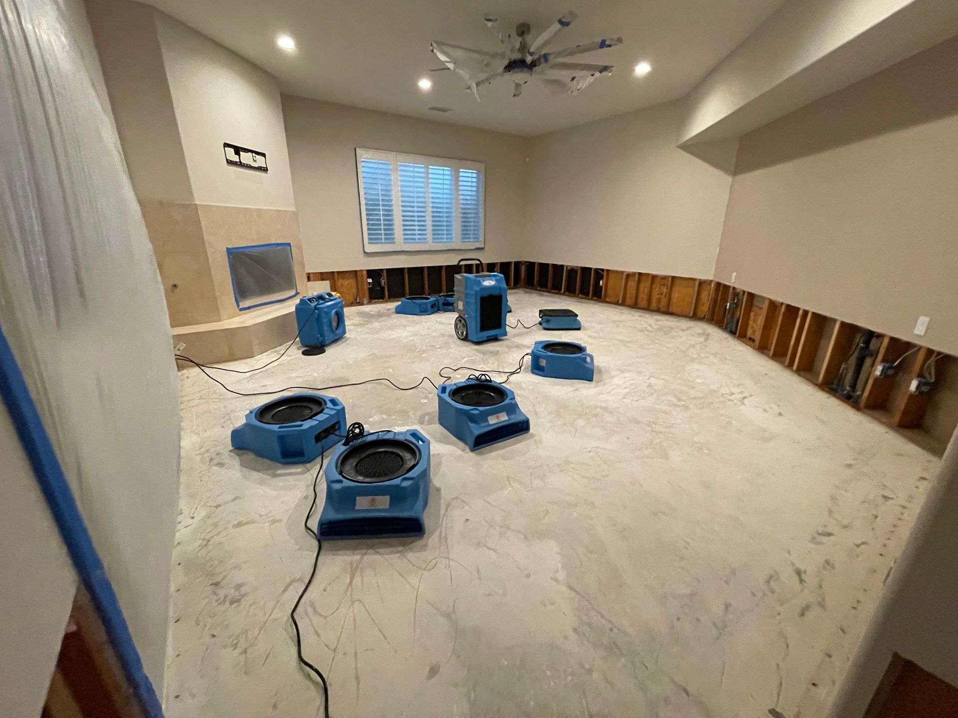 A large room with a lot of appliances on the floor.