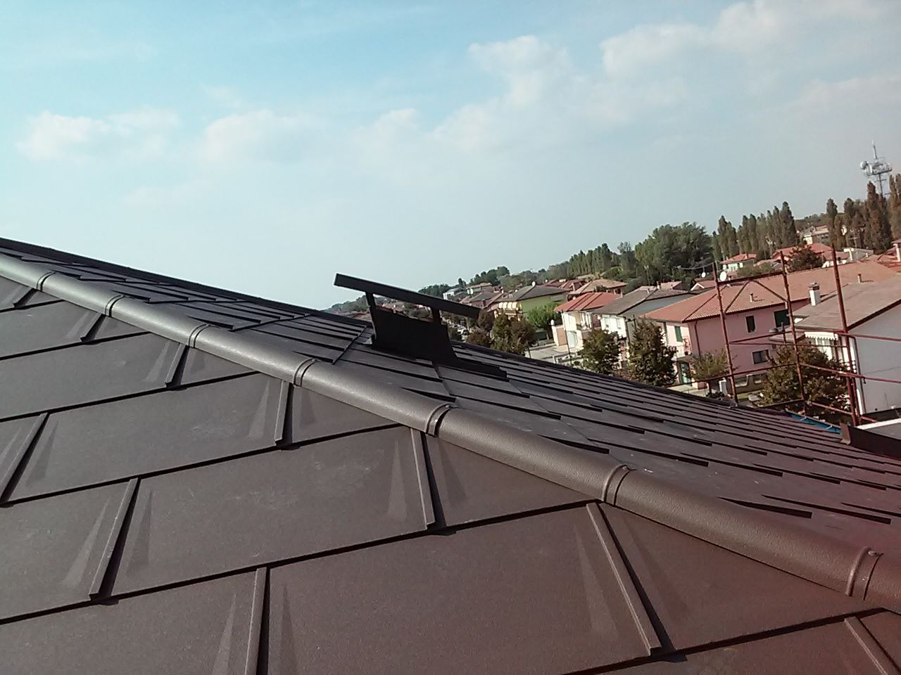 particolare di tetto con abbaino