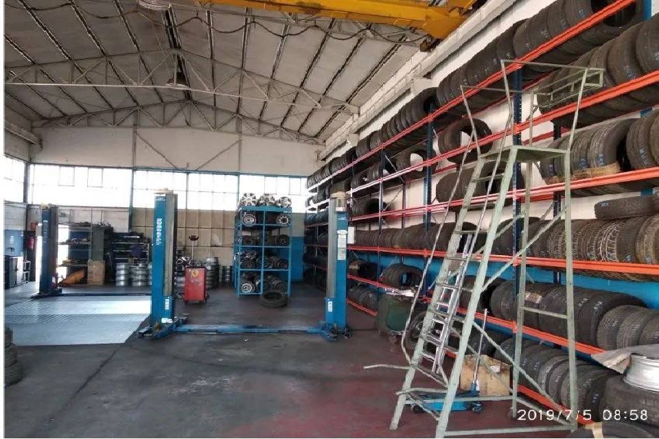 magazzino di ricambi auto