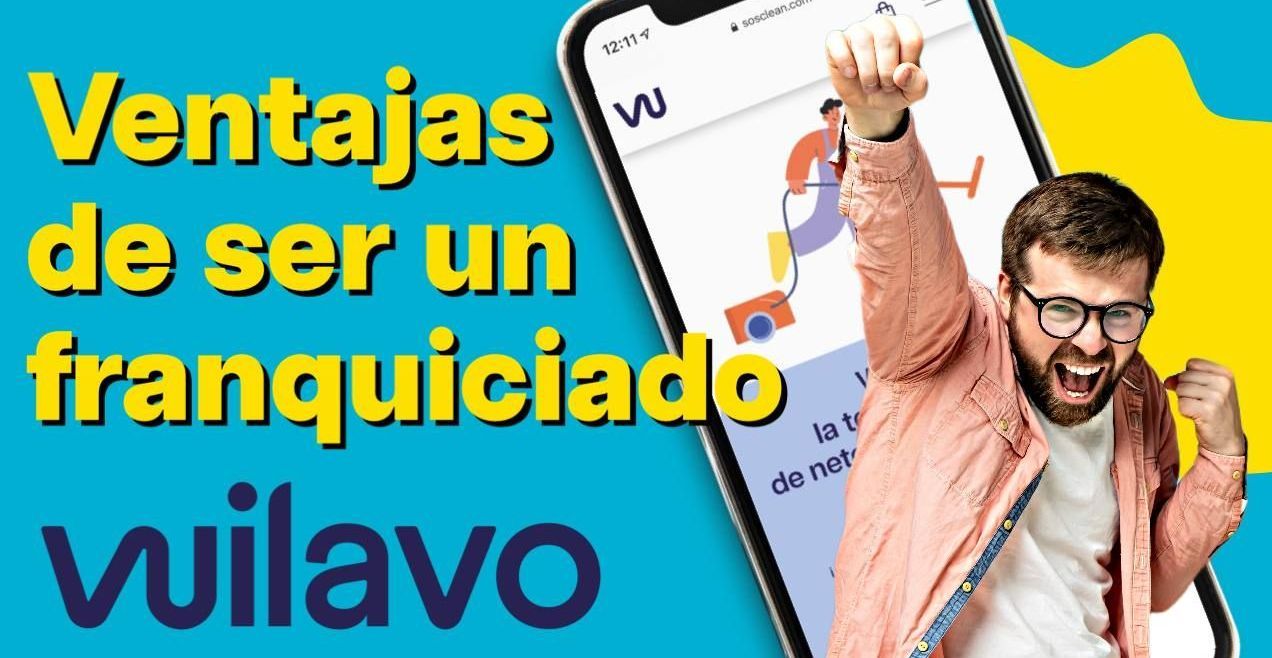 hombre contento levantando el brazo derecho