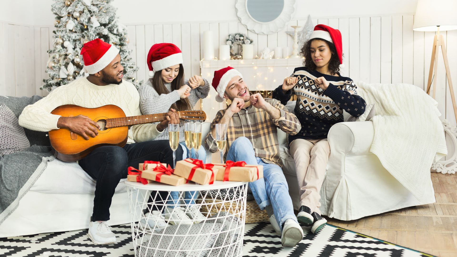 Sofás perfectos para las fiestas. salon decorado de navidad con personas sentadas en el sofá