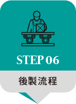 一個男人坐在一張桌子旁，上面放著一個盒子。