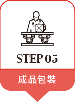 一個男人拿著一個盒子放在傳送帶上。