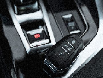 一把車鑰匙位於汽車的儀表板上。