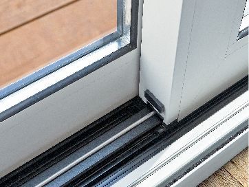 木地板上的滑動玻璃門的特寫。