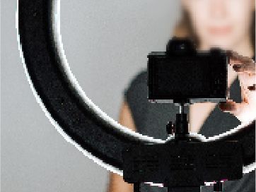 一個女人正在用相機拍自己。