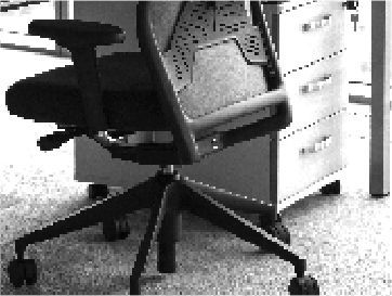 一張辦公桌前的辦公椅的黑白照片。