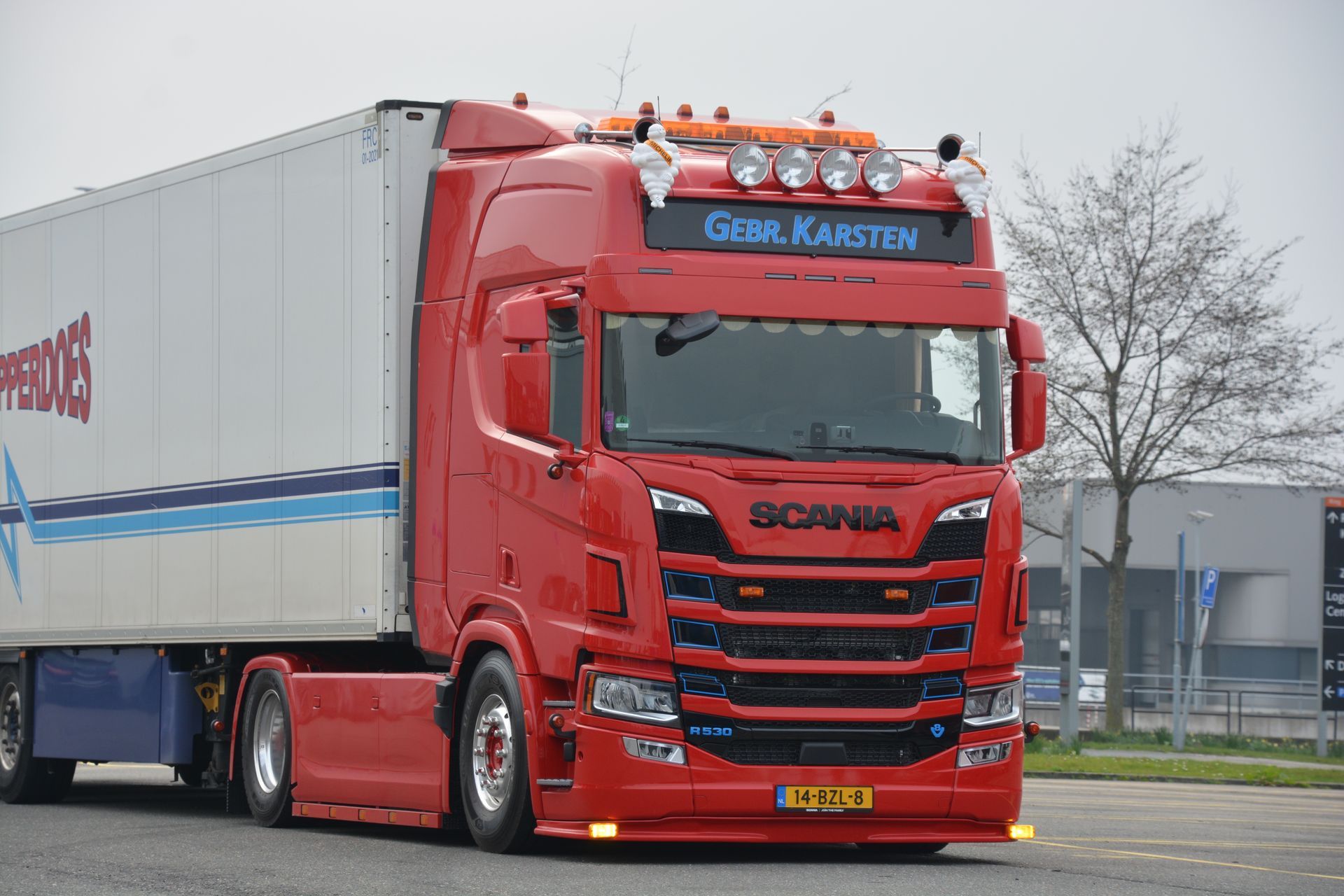 Rode Scania-vrachtwagen met witte oplegger, 