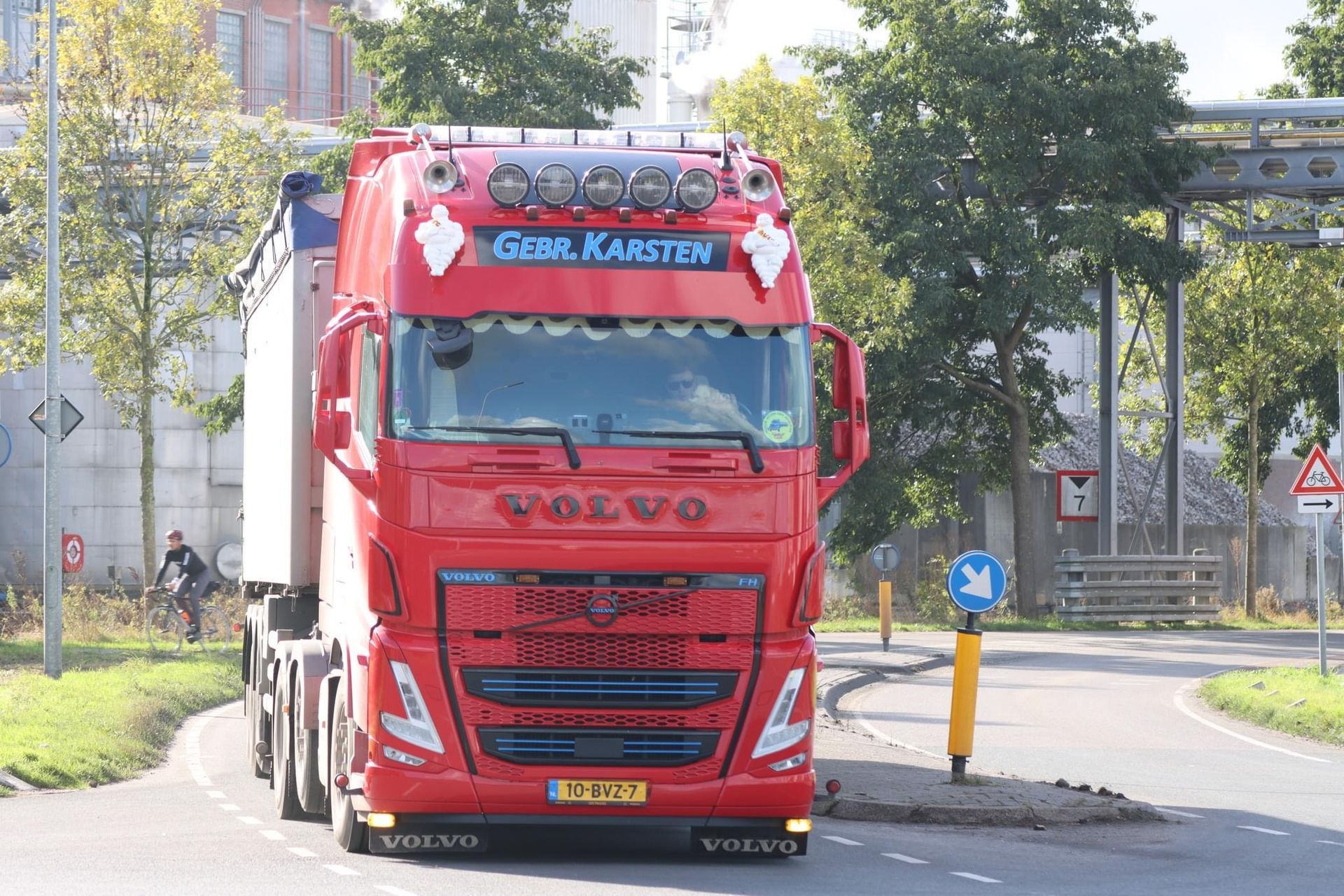 Rode Volvo vrachtwagen met de tekst 