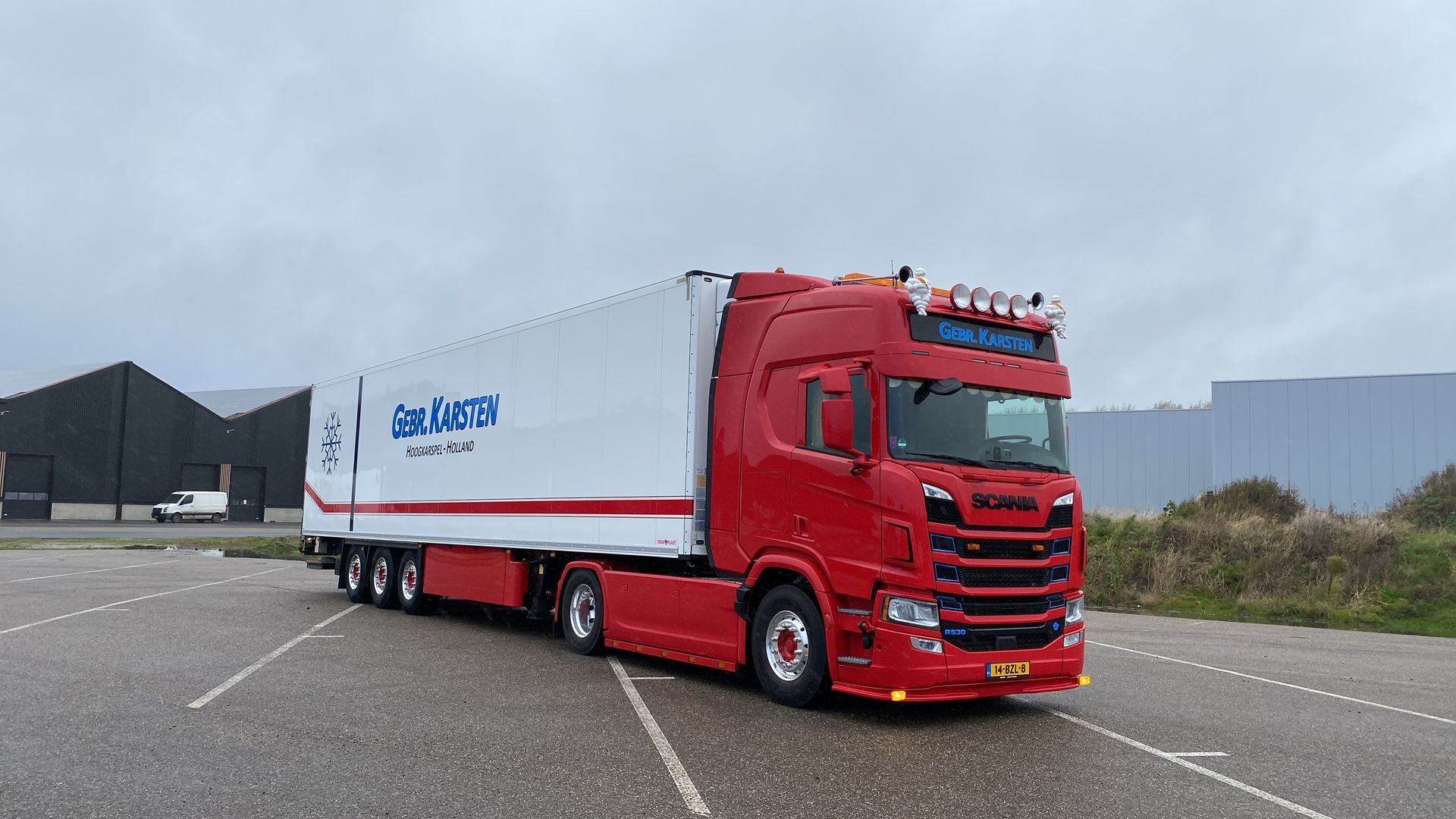 gebr-karsten-transport rode truck met witte oplegger op asfalt onder bewolkte lucht, met “Smit Container” op de zijkant