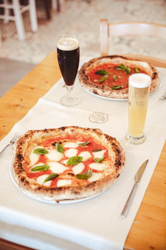 fetta di pizza e birra scura