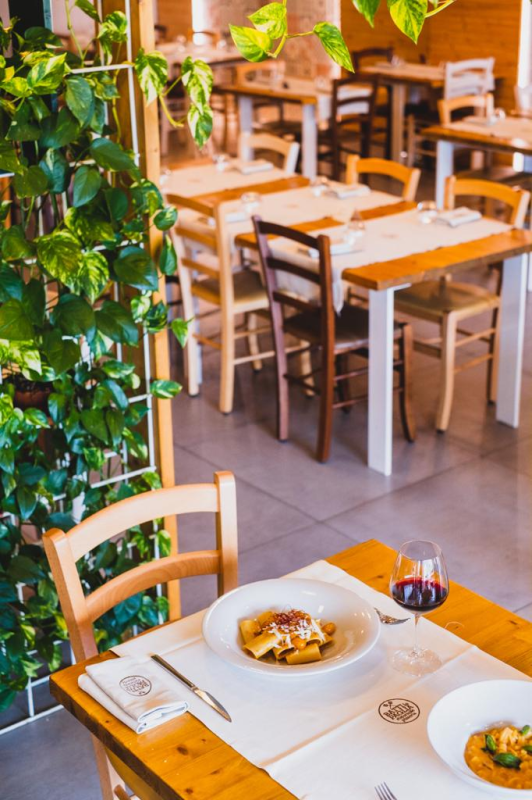 tavoli del ristorante primo piano