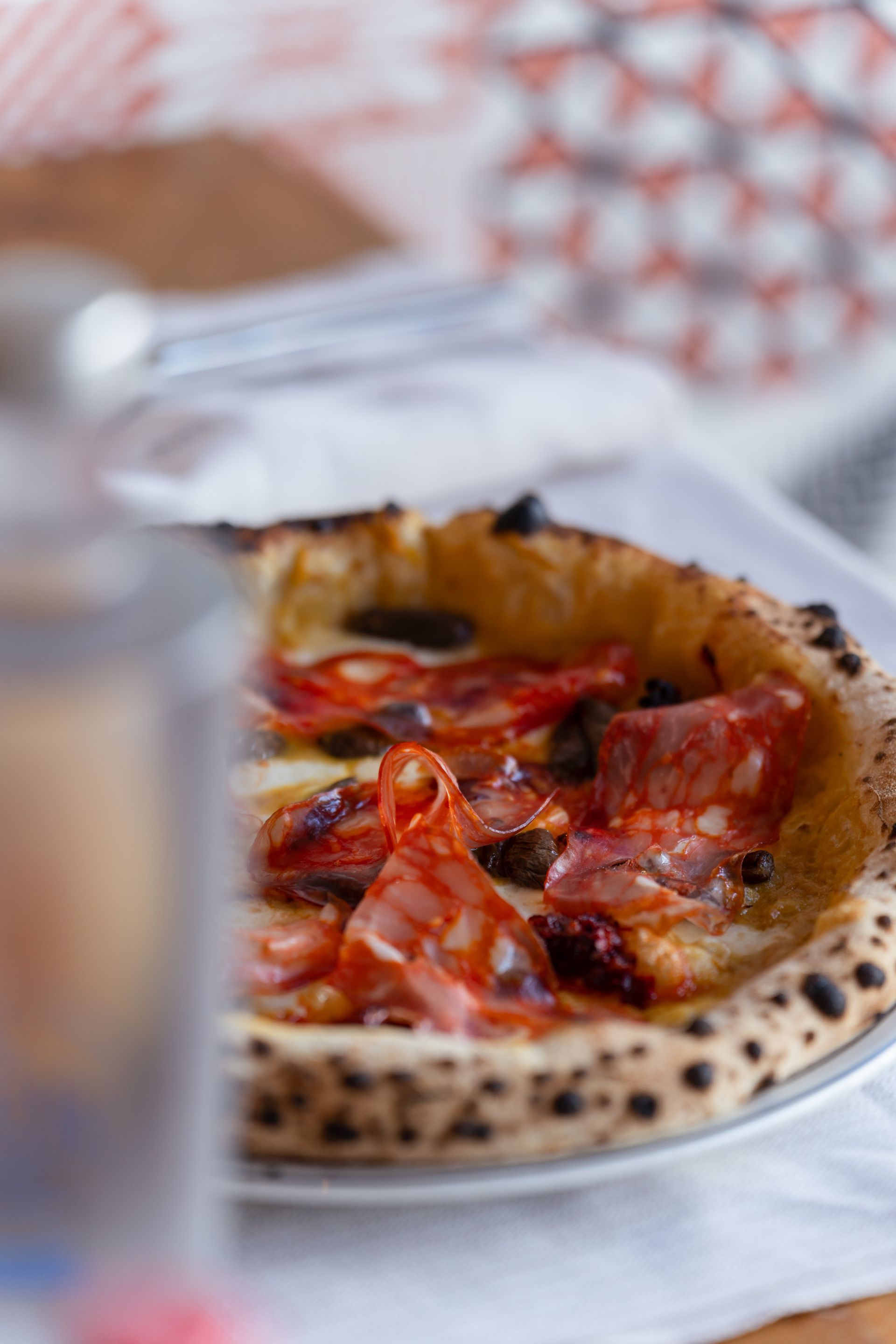 fetta di pizza e birra scura