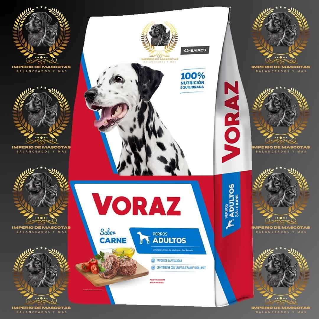 Bolsa de comida para perros con un dálmata; el texto dice "VORAZ" y "Adultos".