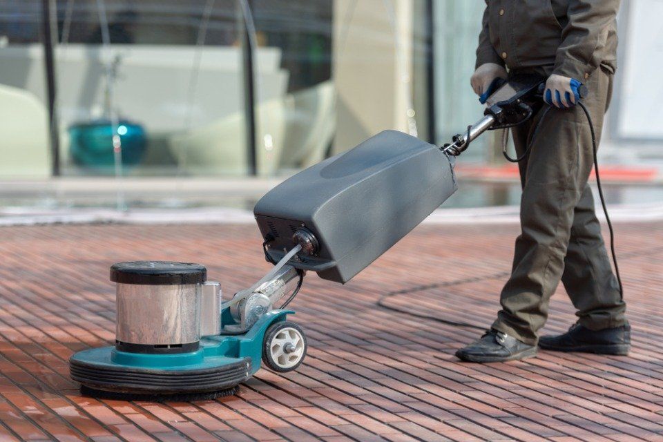 pulizia con strumenti professionali