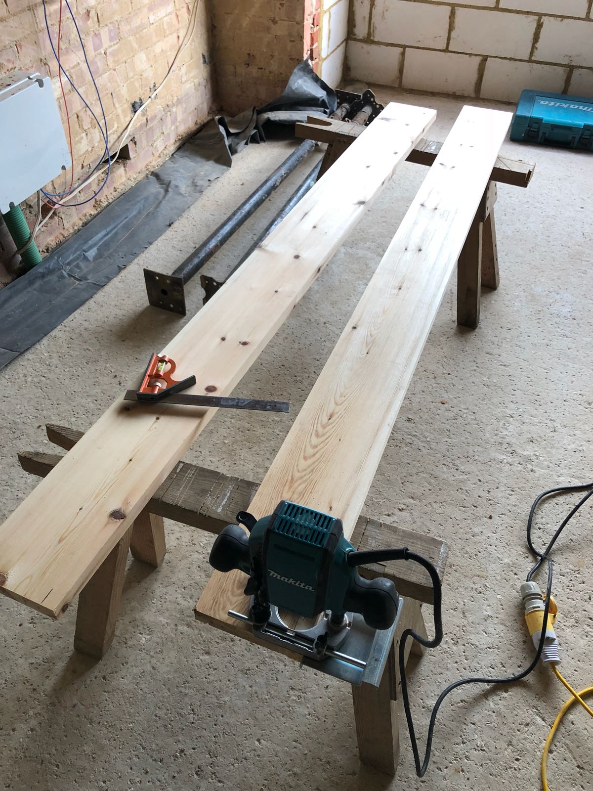 A wooden bench with a router on top of it.