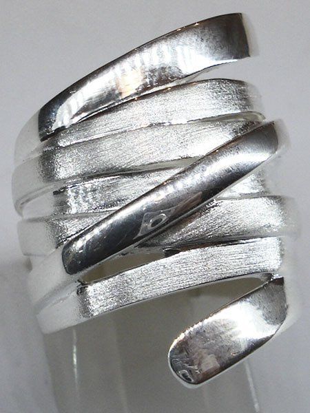 Anillo cruzado satinado y pulido