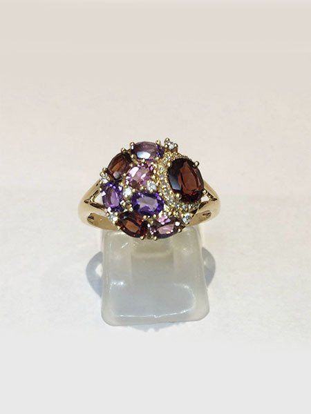 Anillo con piedras naturales y brillantes