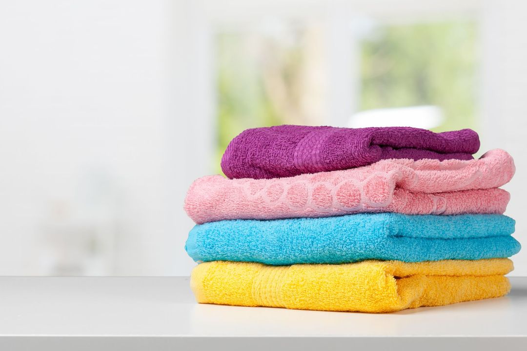 asciugamani di vari colori appena lavati