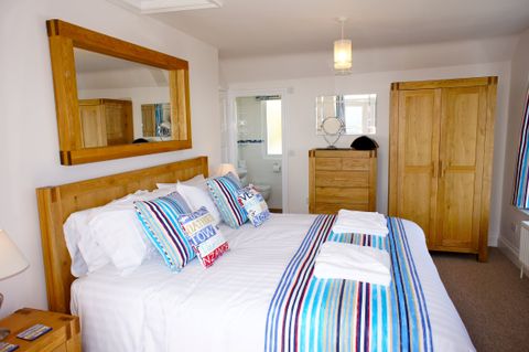 Deep Blue Shore Looe Cornwall - Master Bedroom