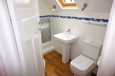 Deep Blue Shore Looe Cornwall - Family Shower Room